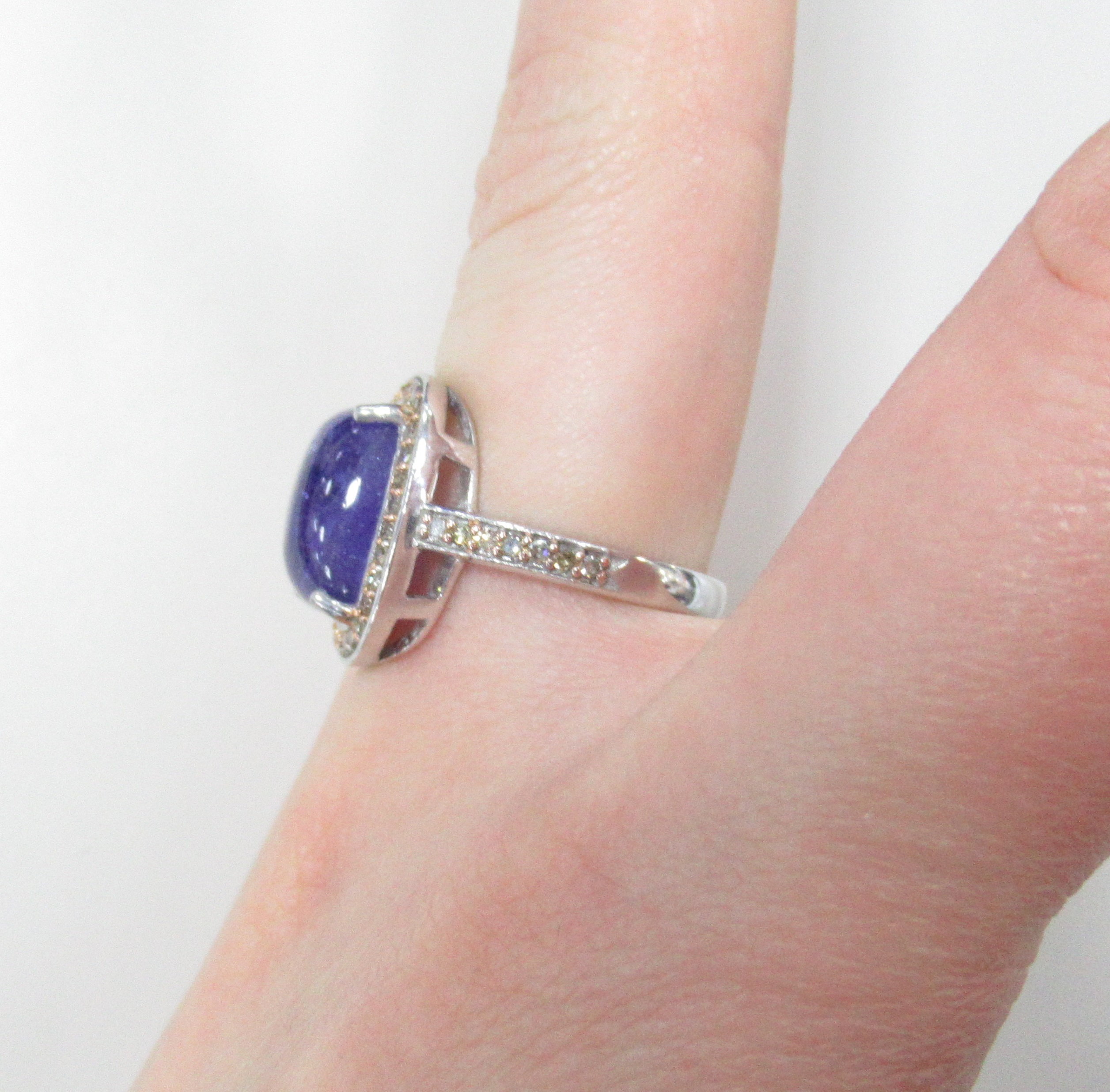 Серебряное кольцо 925 пробы; с эл. золочения; вставки 1 Танзанит 8,18ct; 48 Бр.коньяч.Кр-17 0,41ct 4/4;